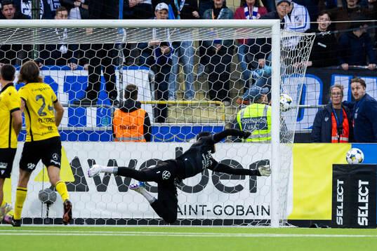 Mjällbys målvakt Noel Törnqvist släpper in 1-1 målet