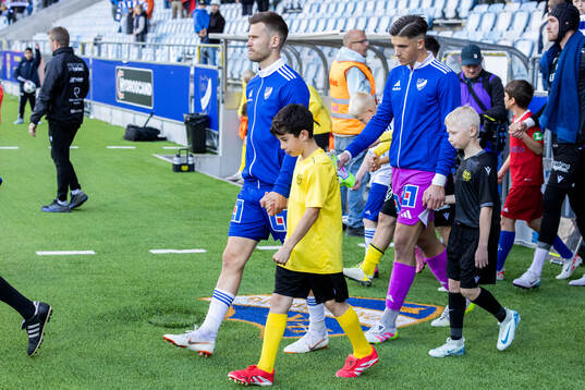 IFK Norrköpings Arnor Traustason och målvakt David