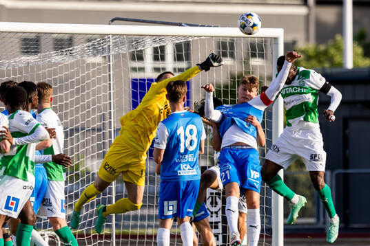Västerås målvakt Anton Fagerström räddar hörna