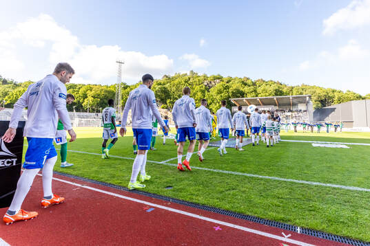 Spelarna marscherar in