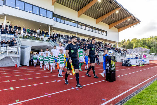 Spelarna marscherar in
