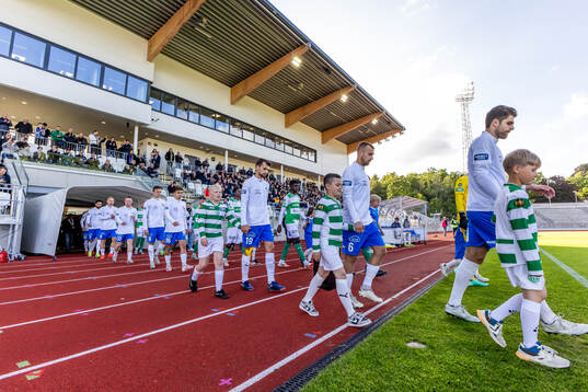 Spelarna marscherar in