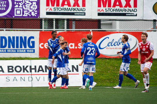 GIF Sundsvalls Taiki Kagayama jublar med lagkamrater