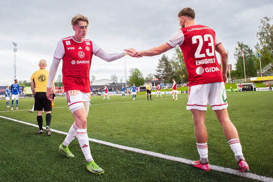 Sandvikens IFs William Thellsson lämnar planen