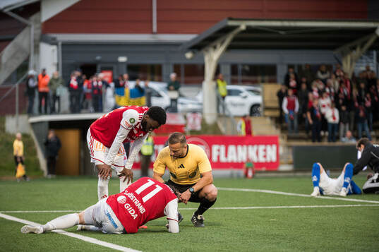 Domare Rinon Hasani och Sandvikens IFs Oscar Sjöstrand