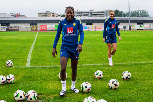 Evelyn Ijeh and Fridolina Rolfö of the Swedish women’s
