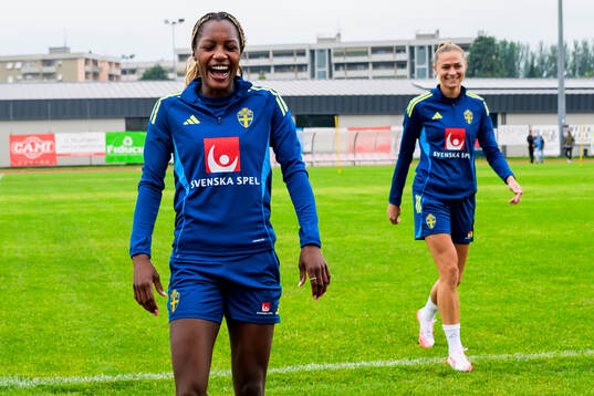 Evelyn Ijeh and Fridolina Rolfö of the Swedish women’s