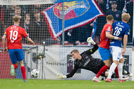 Helsingborgs målvakt Johan Brattberg och Trelleborgs