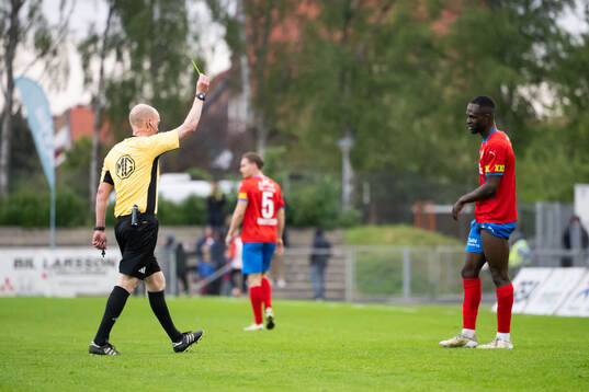 Domare Per Melin tilldelar Helsingborgs Adam Akimey gult