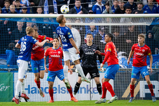 Helsingborgs målvaktJohan Brattberg och Trelleborgs Tobias