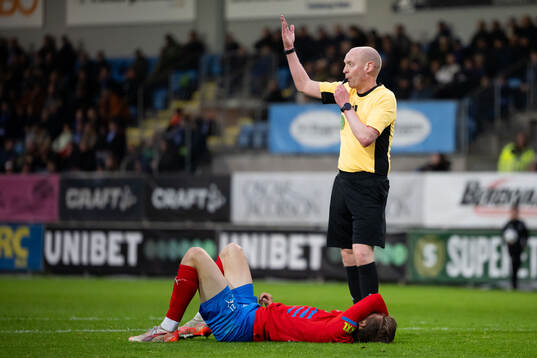 Helsingborgs Adrian Svanbäck och domare Per Melin