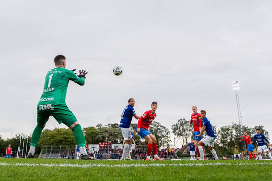 Trelleborgs målvakt Andreas Larsen och Charlie Weberg mot