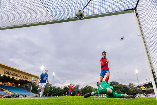 Helsingborgs Adrian Svanbäck gör ett bortdömt mål mot
