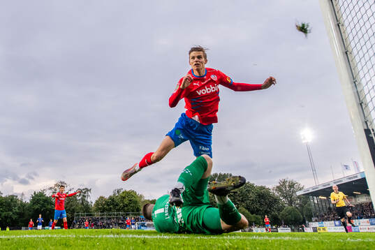 Helsingborgs Adrian Svanbäck gör ett bortdömt mål mot
