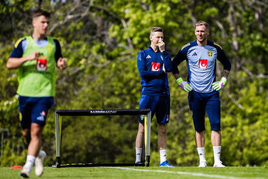 Goalkeeper coach Maths Elfvendal snd goalkeeper Robin Olsen