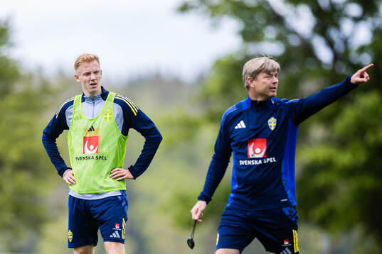 Hugo Larsson and head coach Jon Dahl Tomasson of the