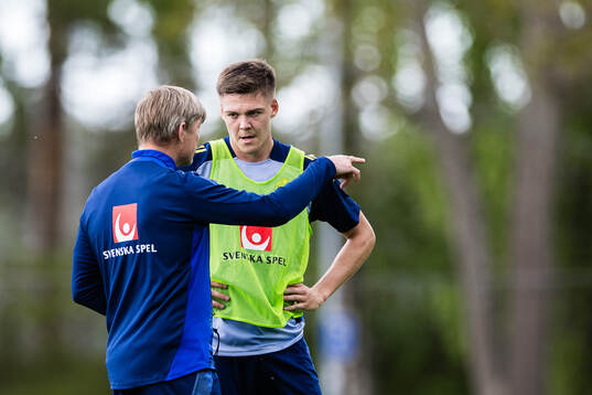 Emil Holm and head coach Jon Dahl Tomasson of the Swedish
