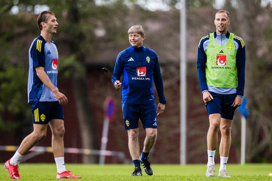 Benjamin Nygren, head coach Jon Dahl Tomasson and Gustaf