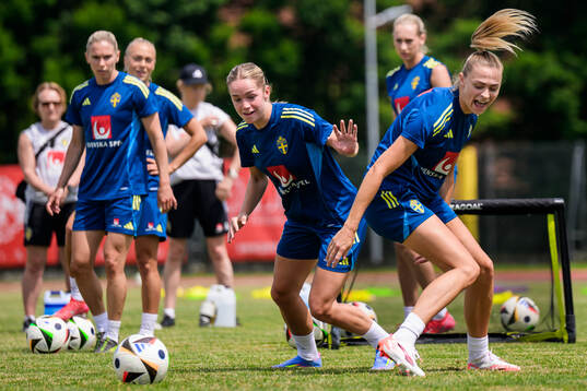 Hanna Lundkvist and Fridolina Rolfö of the Swedish