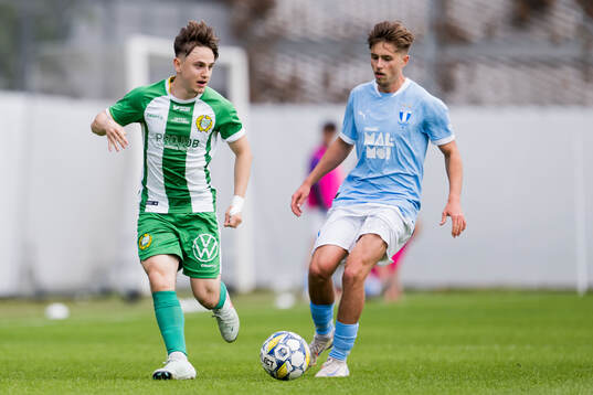 Hammarbys Oskar Moczarny och Malmö FFs Hugo Bäckstrand