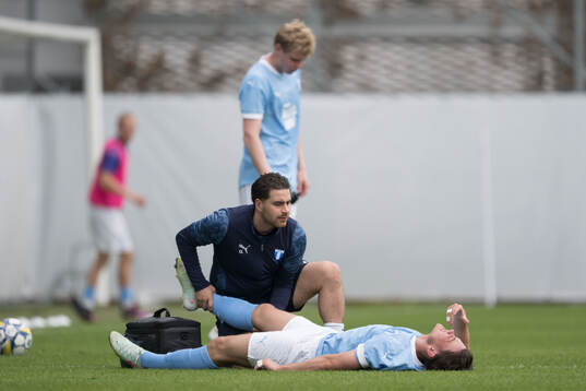Malmö FFs Linus Larsen får vård av medicinsk personal