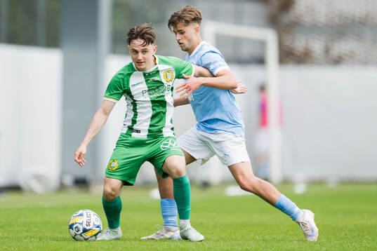 Hammarbys Oskar Moczarny och Malmö FFs Hugo Bäckstrand