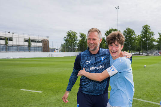 Malmö FFs tränare Magnus Pehrsson och Finlay Neat jublar