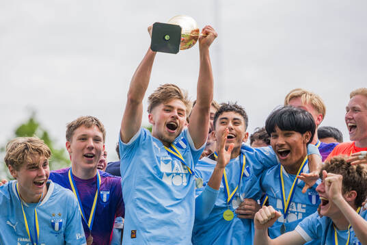 Malmö FFs Hugo Bäckstrand jublar
