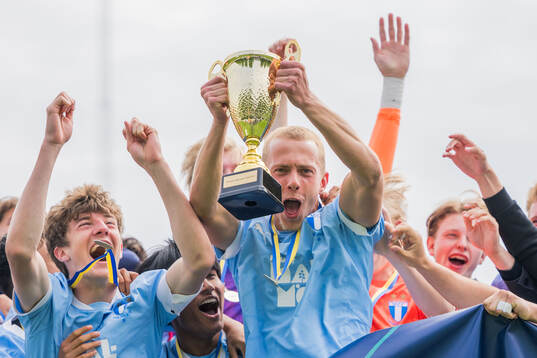 Malmö FFs Finlay Neat och Alexander Olsson jublar