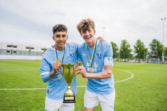 Malmö FFs James Policarpio och Finlay Neat jublar