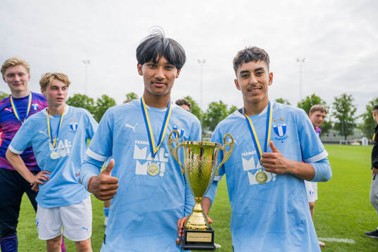 Malmö FFs Sashwat Rana och James Policarpio jublar