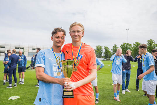 Malmö FFs Linus Larsen och målvakt Theodor Kvist jublar