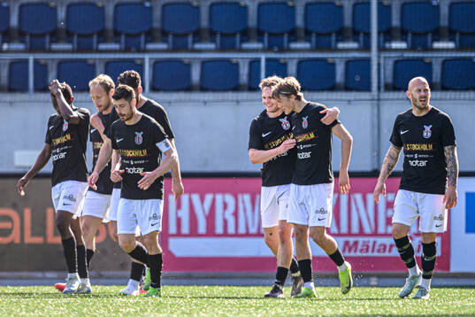 FC Stockholms Rasmus Allbäck jublar med lagkamrater