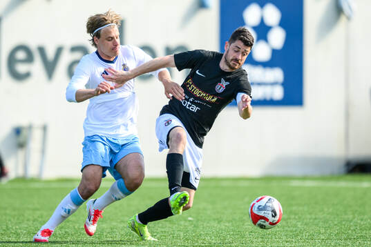 Gefles Måns Berggren och FC Stockholms David Zlotnik