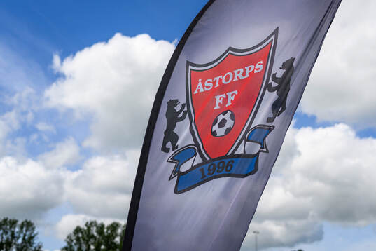 Åstorps klubbmärke på en flagga