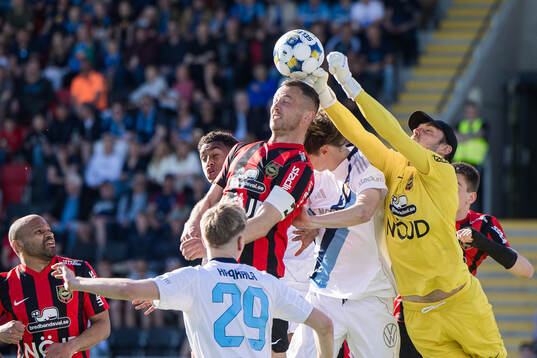 Brommapojkarnas Even Hovland och målvakt Davor Blazevic