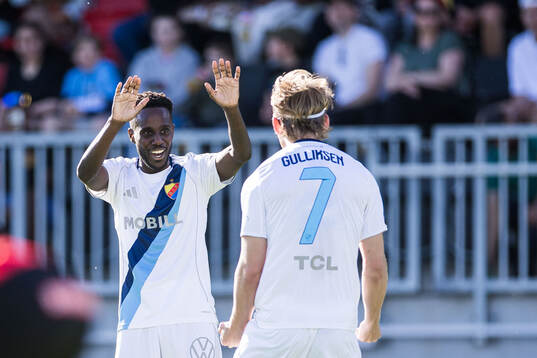 Djurgårdens Tobias Gulliksen jublar och Tokmac Nguen jublar