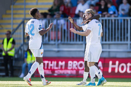 Djurgårdens Tobias Gulliksen jublar och Isak Alemayehu