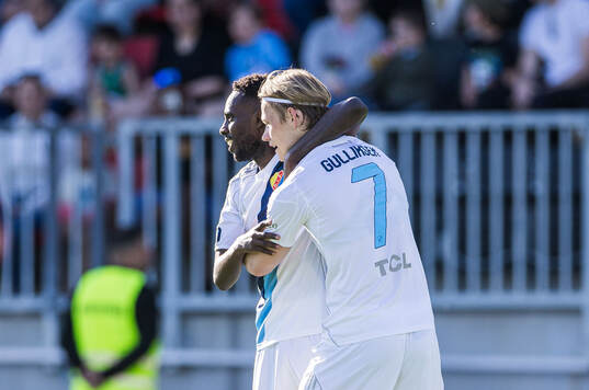 Djurgårdens Tokmac Nguen och Tobias Gulliksen jublar