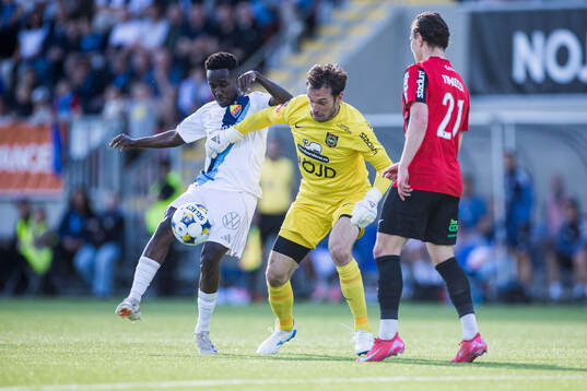 Djurgårdens Tokmac Nguen och Brommapojkarnas målvakt