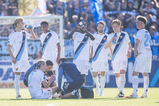 Djurgårdens Tobias Gulliksen får vård av medicinsk