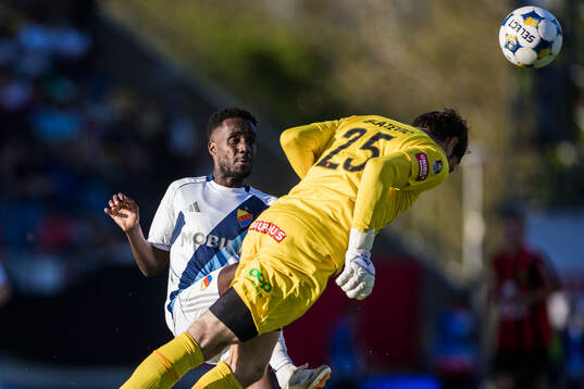 Djurgårdens Tokmac Nguen och Brommapojkarnas målvakt