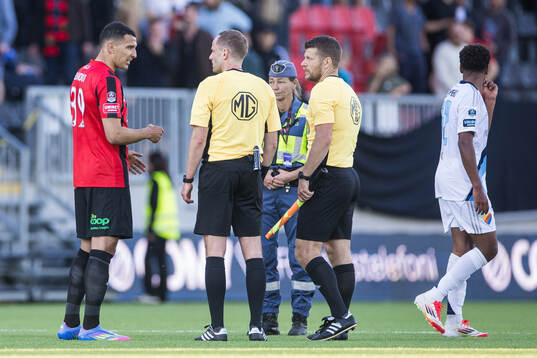 Brommapojkarnas Nabil Bahoui diskuterar med domare Richard