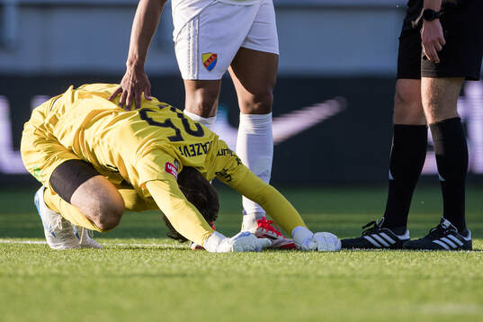 Brommapojkarnas målvakt Davor Blazevic deppar