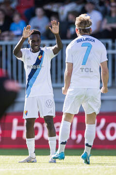 Djurgårdens Tokmac Nguen och Tobias Gulliksen jublar