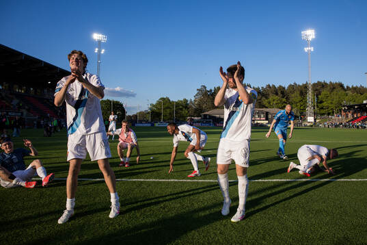 Djurgårdens August Priske Flyger och Jacob Une jublar