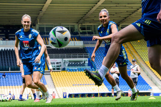 Emma Kullberg and Madelen Janogy of the Swedish women’s