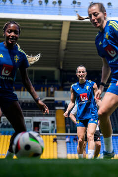 Evelyn Ijeh, Kosovare Asllani and Linda Sembrant of the