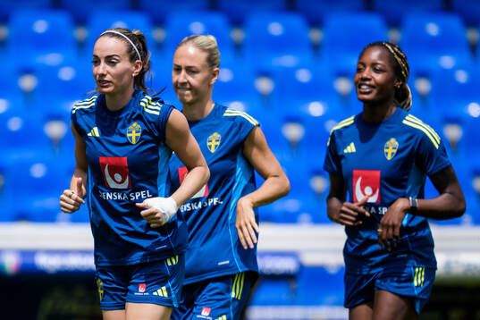 Kosovare Asllani, Emma Kullberg and Evelyn Ijeh of the