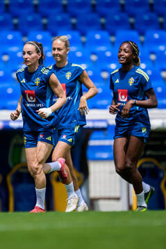Kosovare Asllani, Emma Kullberg and Evelyn Ijeh of the